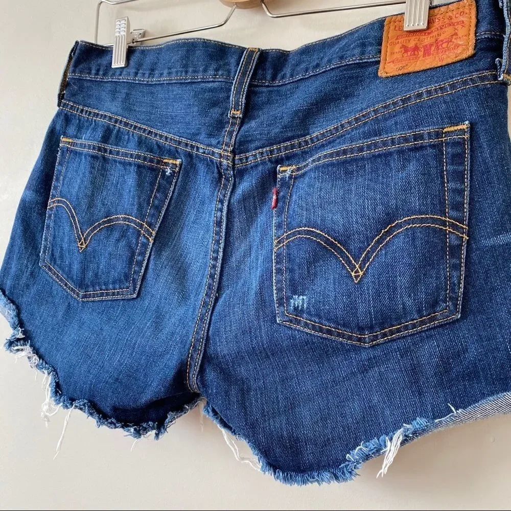 LEVI’S 501 Raw Hem Medium Wash Button Fly Short - Picture 5 of 11